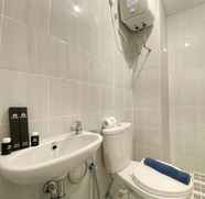 In-room Bathroom 4 Simply Studio Semi Apartment at The Lodge Paskal near BINUS University By Travelio