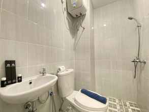 In-room Bathroom 4 Simply Studio Semi Apartment at The Lodge Paskal near BINUS University By Travelio