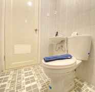 Toilet Kamar 5 Simply Studio Semi Apartment at The Lodge Paskal near BINUS University By Travelio