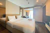 Bedroom Well Appointed and Deluxe 2BR at El Royale Apartment By Travelio