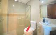 In-room Bathroom 7 Well Appointed and Deluxe 2BR at El Royale Apartment By Travelio