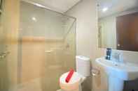In-room Bathroom Well Appointed and Deluxe 2BR at El Royale Apartment By Travelio