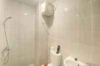 Toilet Kamar Comfortable Studio Semi Apartment near BINUS University at The Lodge Paskal By Travelio