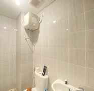 In-room Bathroom 5 Comfortable Studio Semi Apartment near BINUS University at The Lodge Paskal By Travelio