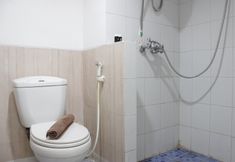 Toilet Kamar 5 Homey and Relaxing 3BR Apartment at The Jarrdin Cihampelas By Travelio