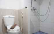 Toilet Kamar 5 Homey and Relaxing 3BR Apartment at The Jarrdin Cihampelas By Travelio