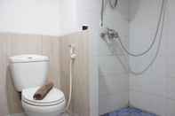 Toilet Kamar Homey and Relaxing 3BR Apartment at The Jarrdin Cihampelas By Travelio