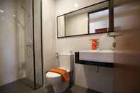 In-room Bathroom Apatel The Newton Apartment Semanggi