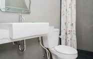 Toilet Kamar 6 Comfort 2BR Apartment at Paddington Heights By Travelio