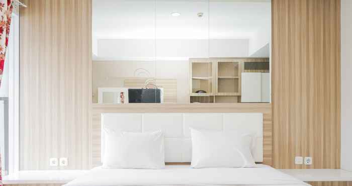 Bilik Tidur Comfy and Simply Strategic Studio Paramount Skyline Apartment By Travelio