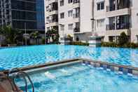 Kolam Renang Stylish and Comfort Studio Signature Park Tebet Apartment By Travelio