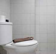 Toilet Kamar 5 Comfy and Fresh 2BR Apartment at Mekarwangi Square Cibaduyut By Travelio