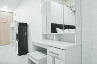 Ruang untuk Umum Elegant and Modern Studio at Meikarta Apartment By Travelio