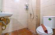 Toilet Kamar 5 Good and Strategic Studio Margonda Residence 5 Apartment By Travelio