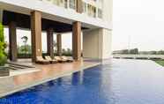 Swimming Pool 5 New and Modern Studio at Silktown Apartment By Travelio