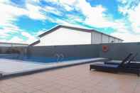 Swimming Pool Homey Studio Apartment at Park View Condominium By Travelio