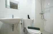 In-room Bathroom 4 Nice and Comfy Studio Apartment at Tamansari Mahogany By Travelio