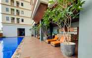 สระว่ายน้ำ 6 Nice and Comfy Studio Apartment at Tamansari Mahogany By Travelio