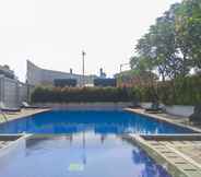 สระว่ายน้ำ 6 Simply and Cozy Living 1BR at Tifolia Apartment By Travelio