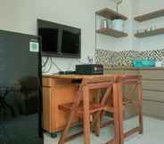 พื้นที่สาธารณะ 4 Simply and Cozy Living 1BR at Tifolia Apartment By Travelio