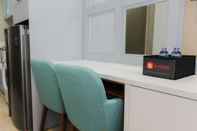 Ruang Umum Luxury and Great Studio at Gold Coast Apartment By Travelio