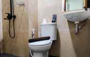 Toilet Kamar 4 Great Choice Studio at Vida View Makassar Apartment By Travelio