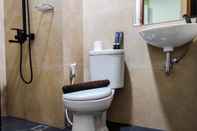 Toilet Kamar Great Choice Studio at Vida View Makassar Apartment By Travelio