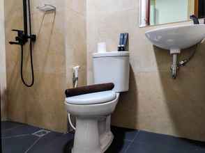 In-room Bathroom 4 Great Choice Studio at Vida View Makassar Apartment By Travelio
