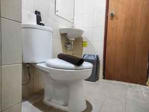 Toilet Kamar 4 Luxurious and Great 1BR at Vida View Makassar Apartment By Travelio