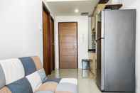 Lobby Luxurious and Great 1BR at Vida View Makassar Apartment By Travelio