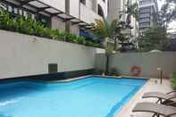 Swimming Pool Nielson Suite, Cozy Studio 7min walk to Malls, Makati CBD