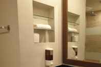In-room Bathroom Nielson Suite, Cozy Studio 7min walk to Malls, Makati CBD
