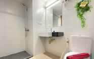 In-room Bathroom 3 Bright Studio Apartment at Beverly Dago By Travelio