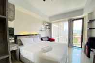 Bedroom Bright Studio Apartment at Beverly Dago By Travelio