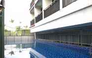 Kolam Renang 5 Bright Studio Apartment at Beverly Dago By Travelio