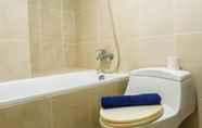 Toilet Kamar 7 Spacious & Strategic 3BR Apartment at Trillium Residence By Travelio