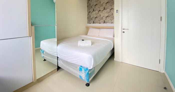 Kamar Tidur Clean and Homey 1BR Apartment at Parahyangan Residence By Travelio