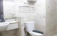 In-room Bathroom 6 Comfy & Deluxe 2BR at Braga City Walk Apartment By Travelio