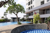 Kolam Renang Fresh and Unique 2BR Parkland Avenue Apartment By Travelio