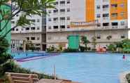 Kolam Renang 5 Simply and Cozy 1BR Green Pramuka Apartment By Travelio