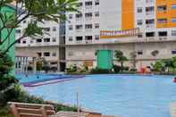 Kolam Renang Simply and Cozy 1BR Green Pramuka Apartment By Travelio