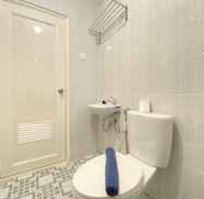 Toilet Kamar 5 Cozy Studio near 23 Paskal at The Lodge Paskal Apartment By Travelio