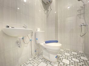 In-room Bathroom 4 Cozy Studio near 23 Paskal at The Lodge Paskal Apartment By Travelio