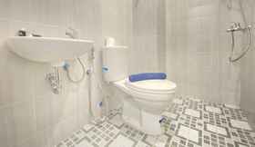 Toilet Kamar 4 Cozy Studio near 23 Paskal at The Lodge Paskal Apartment By Travelio