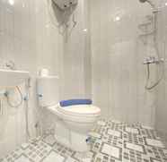 In-room Bathroom 4 Cozy Studio near 23 Paskal at The Lodge Paskal Apartment By Travelio