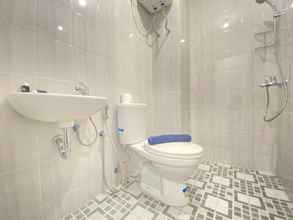 In-room Bathroom 4 Cozy Studio near 23 Paskal at The Lodge Paskal Apartment By Travelio