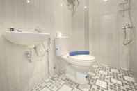 Toilet Kamar Cozy Studio near 23 Paskal at The Lodge Paskal Apartment By Travelio