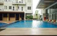 สระว่ายน้ำ 4 Best Choice and Cozy Studio at Bogor Icon Apartment By Travelio