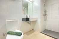 In-room Bathroom Spacious Studio Room Apartment at Beverly Dago By Travelio