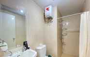 Phòng tắm bên trong 5 Spacious 2BR Corner Apartment near UNPAR at Parahyangan Residence By Travelio